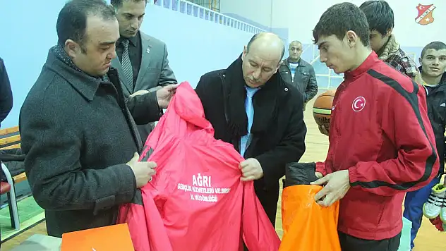 Ağrı GHSİM 200 Sporcuya 88 Bin TL'lik Spor Malzemesi Dağıttı