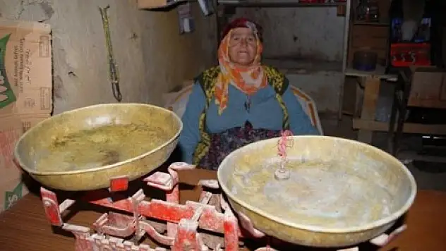 Köyünün 40 yıldır bakkallığını yapıyor