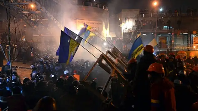Kiev'de Polisin 'Euro Meydan'a Müdahalesi Sabaha Kadar Sürdü