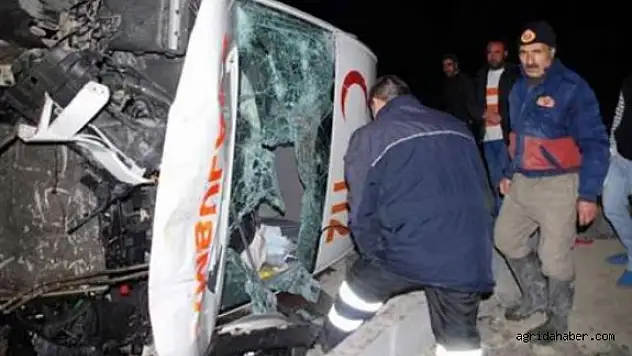 Ağrıda Hasta Taşıyan Ambulans Devrildi : 4 Yaralı