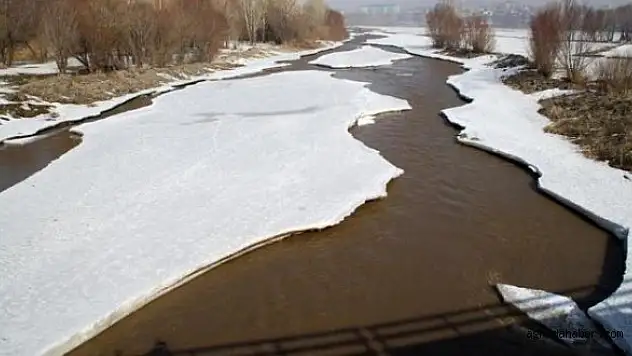 Buz Tutan Murat Nehri Erimeye Başladı
