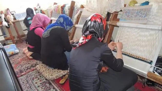 Eleşkirtli Kızlar İpek ile Hayallerini Dokuyorlar