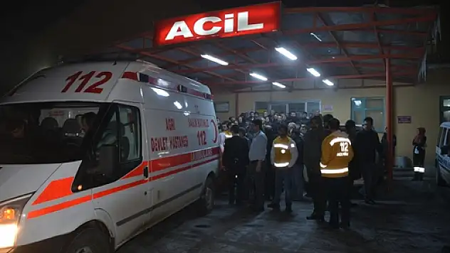 Ağrıda Ambulans Devrildi: 1 Ölü, 2 Yaralı