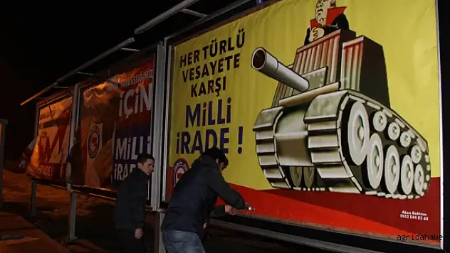 28 Şubat darbesine afişlerle dikkat çektiler