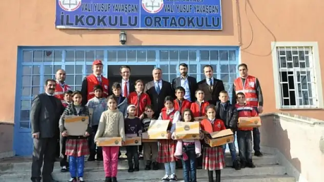 Patnos Kızılaydan Öğrencilere Ayakkabı Yardımı