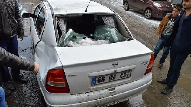 Çatıdan Kopan Buz Otomobilin Üzerine Düştü