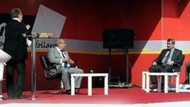Canlı seçim yayınında silahlar patladı