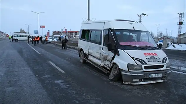 Ağrıda Okul Servisleri Çarpıştı: 4 Yaralı