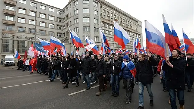 Rusya'da Onbinler 'Kiev Meydanı'na' Karşı Gösteriye Katıldı