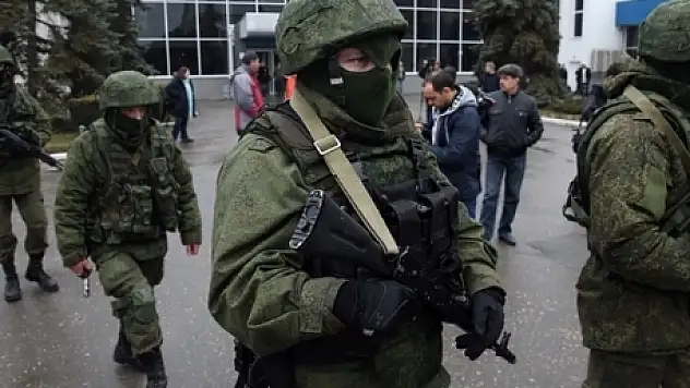 Kırım'da Rus Birlikleri Ukrayna Askeri Üssünü Kuşattı
