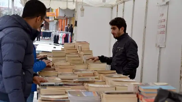 Güres Caddesinde Kitap Fuarı