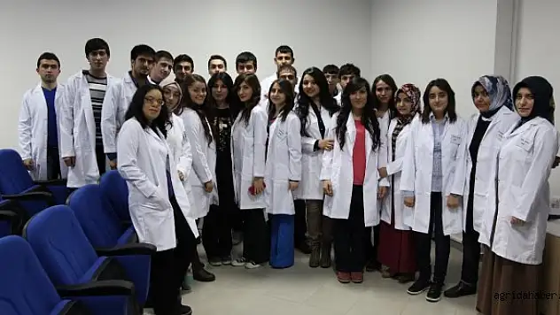Ağrı İbrahim Çeçen Üniversitesi Eczacılık Fakültesinde Önlük Giyme Töreni Düzenlendi