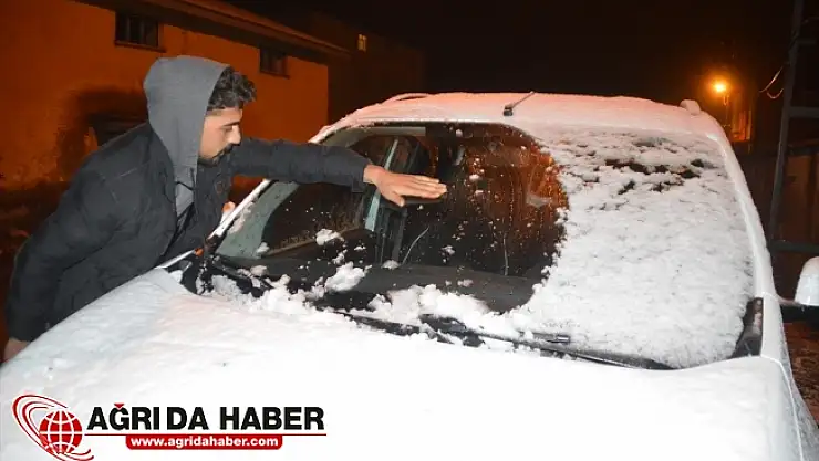 Ağrı'da Sağanak Yerini Kar'a Bıraktı