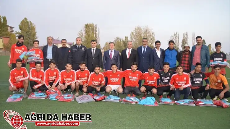 Eleşkirt Birlikspor'a Gençlik Hizmetleri ve Spor İl Müdürlüğünden Malzeme Desteği