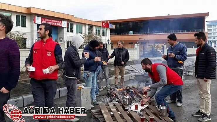 Ağrı Gençlik Merkezinden İşçilere Çay İkramı