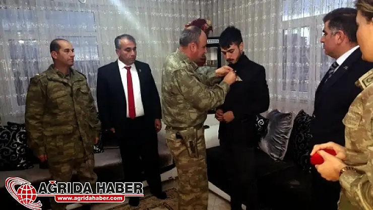 Ağrı Tendürek'te Gazi olan Askere Gazilik Rozeti verildi