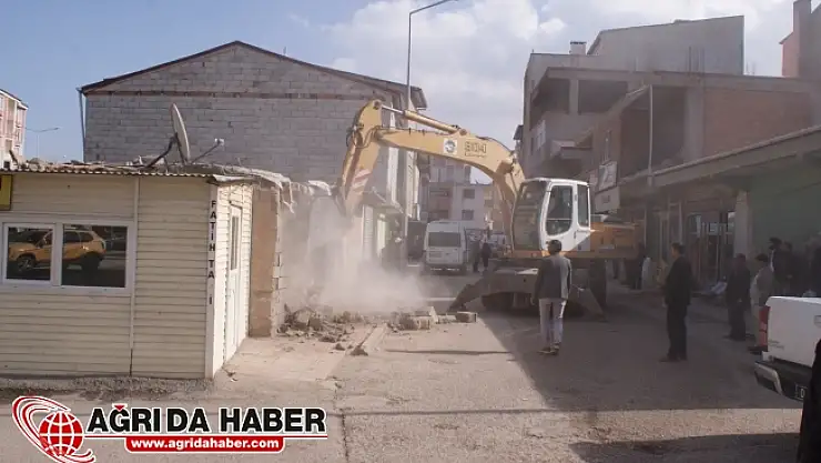 Doğubayazıt'ta Kaçak Dükkanlar Yıkılıyor!