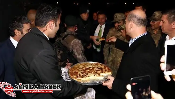 Nöbet Tutan Polislere Süleyman Soylu Elleriyle Börek Yedirdi