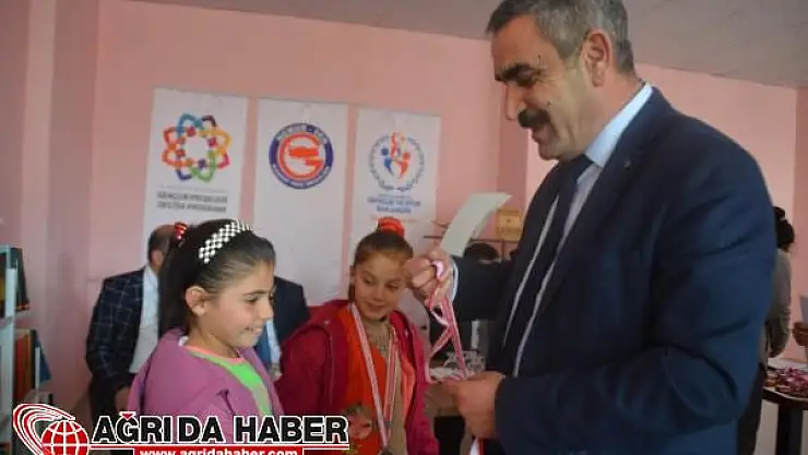 Eleşkirt'te Düzenlenen Masa Tenisi Turnuvası'nda Ödül Töreni Yapıldı