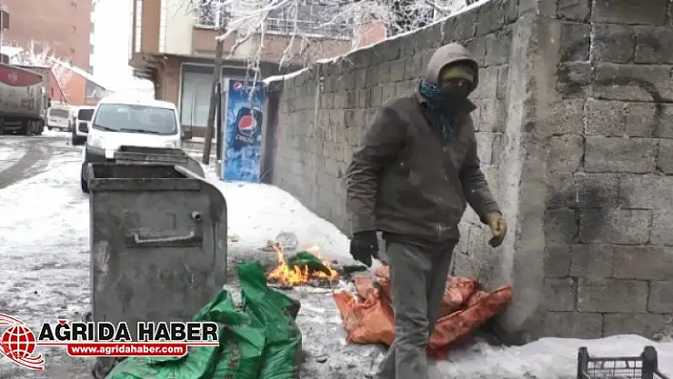 Yanmış Kömürleri Eleyip Satarak Ailesini Geçindiriyor
