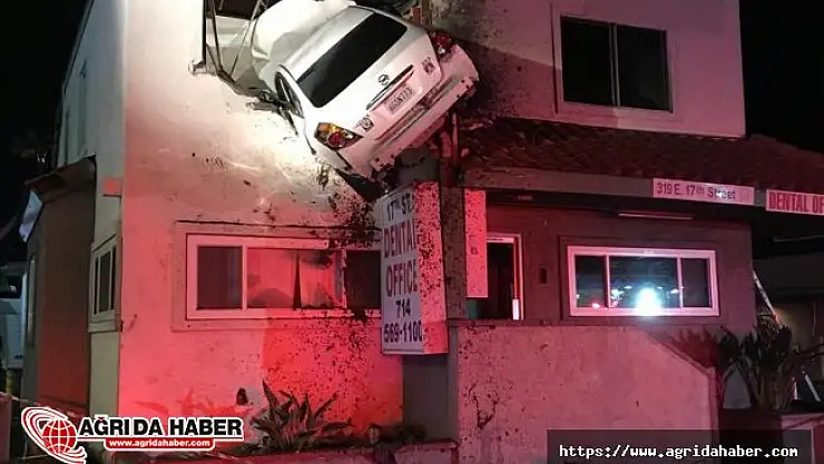 Kaza Geçiren Araç İkinci Kata Saplandı!