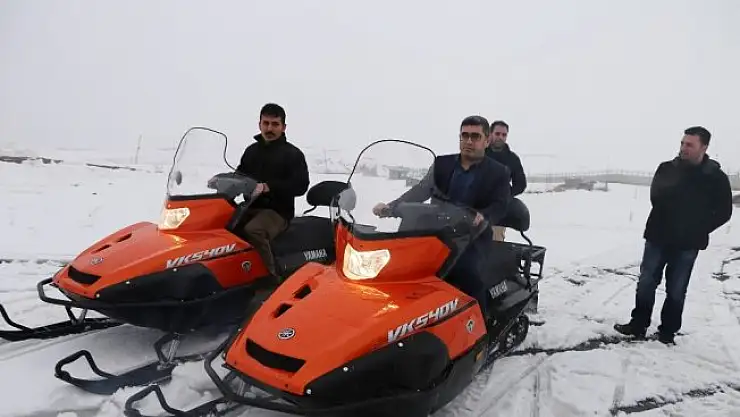 Kepçeyle taşınan hastalardan etkilenen kaymakam kar motoru aldı