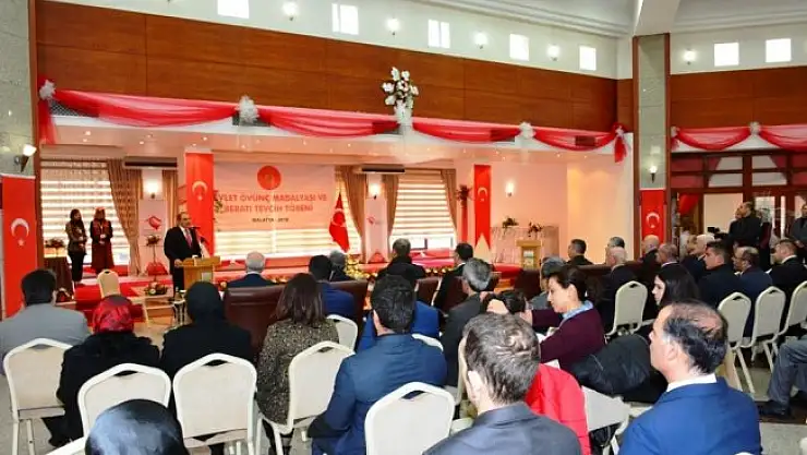 Şehit yakınlarına ve gazilere Devlet Övünç Madalyası verildi
