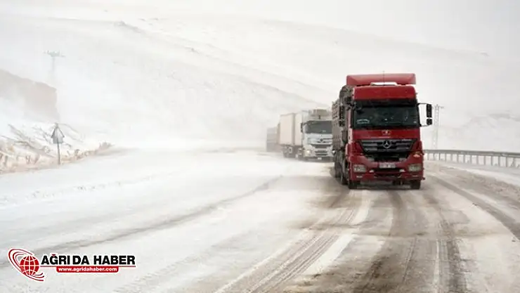 Tendürek Geçidinde Kar ve Tipi Ulaşımı Engelledi