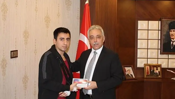 Vali Toprak yaralı askere cep telefonu hediye etti