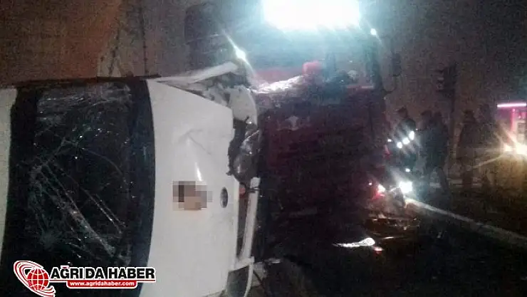 Ağrı'da Trafik Kazası: Tır Minibüsü Ezdi!