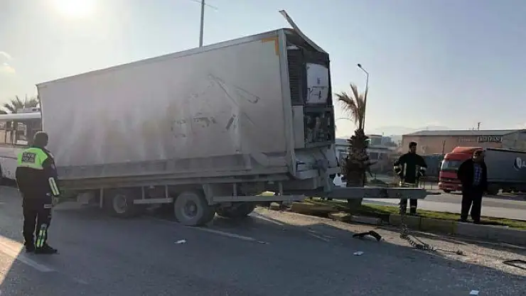Dorsesi kopan tır zincirleme kazaya yol açtı: 16 yaralı