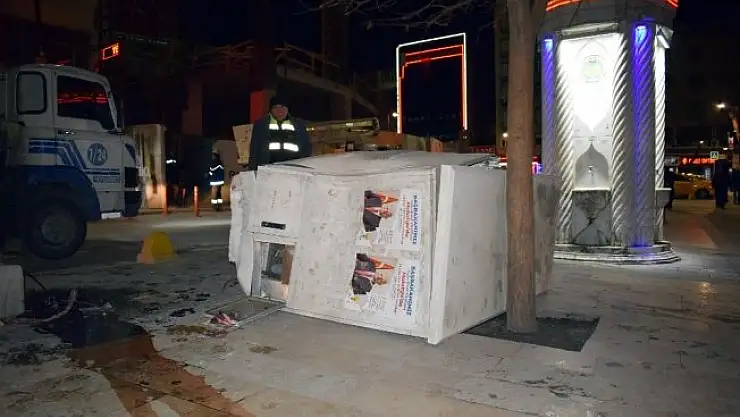Ehliyetsiz sürücü elektrik trafosunu yerinden söktü