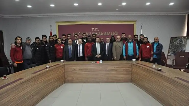 Erciş Gençlik Belediyesporlu futbolcularından Kaymakam Yaşar'a ziyaret