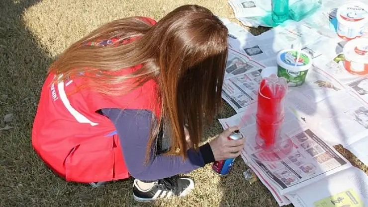 Erzincan'da gençler atık şişelerden kuşlar için yuva ve yemlik yaptı