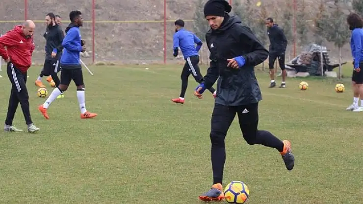 Evkur Yeni Malatyaspor yağmur altında çalıştı