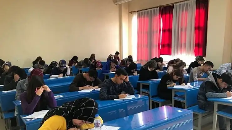 Gazi Emet Anadolu Lisesi öğrencileri üniversiteye hazırlanıyor