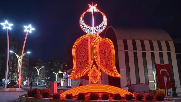 Hakkari'de ay yıldızlı ve ters laleli aydınlatma