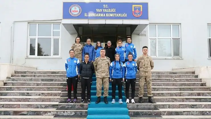 Hakkarigücü spor kadın futbol takımından jandarmaya teşekkür ziyareti