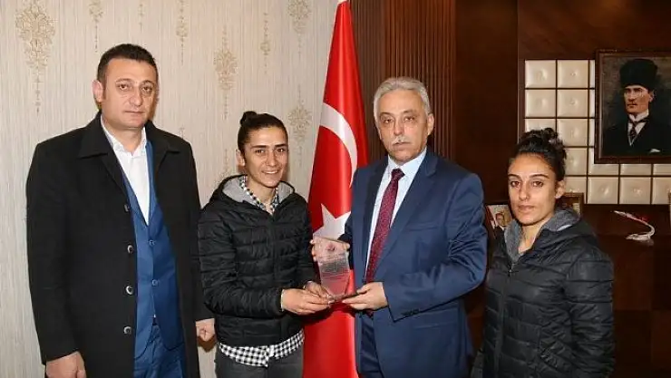 Hakkarigücü Spor Kulübü yöneticilerinden Vali Toprak'a ziyaret