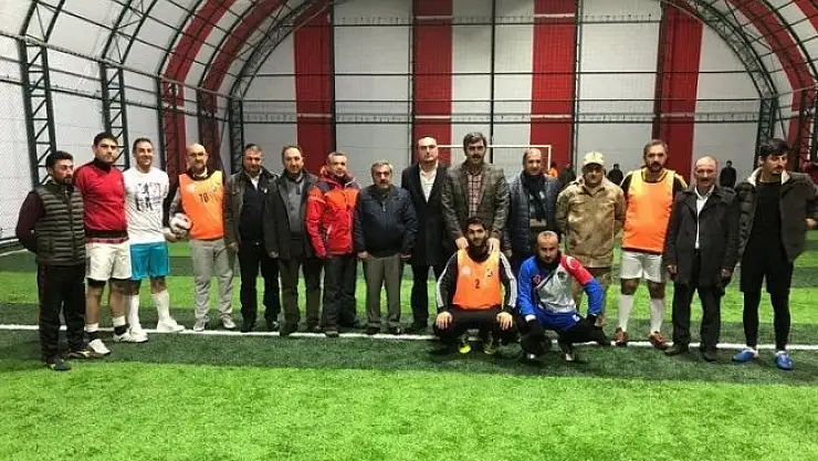 Hanak kurumlar arası futbol turnuvasının başlama vuruşunu Baydar yaptı