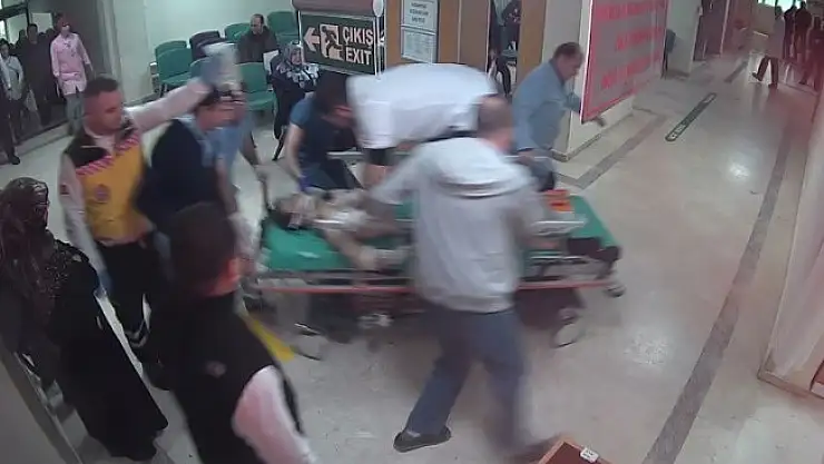 Kahraman doktor sedyenin üstüne çıktı, kalbinden bıçaklanan adamı böyle hayata döndürdü