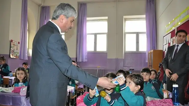 Kars'ta, öğrencilere Sarıkamış ve Gazi Ahmet Muhtar Paşa Çizgi Romanı dağıtıldı