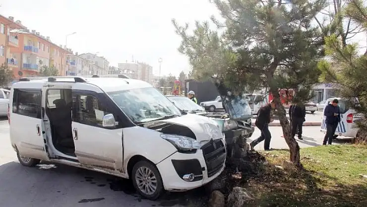Kazada yaralananlara yardım ederken kaza yaptı