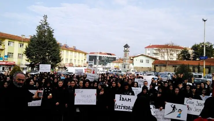 Kız öğrenciler cinsel istismar için 'idam' istedi