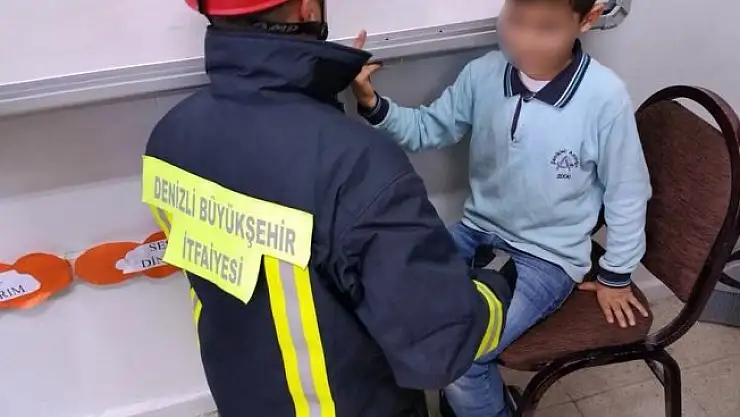 Parmağı akıllı tahtaya sıkışan öğrenciyi itfaiye kurtardı