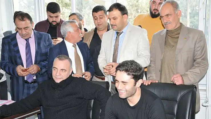 Ünlü oyuncular Fatma Avlar'ın sırasına karanfil bıraktı