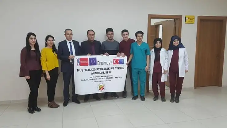 Yurtdışına giden öğrenciler müdür Kaya'yı ziyaret etti