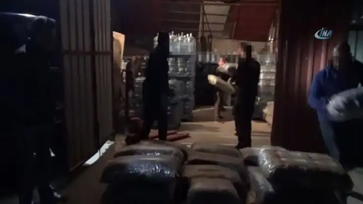 1 tonluk uyuşturucu operasyonu polis kamerasına yansıdı