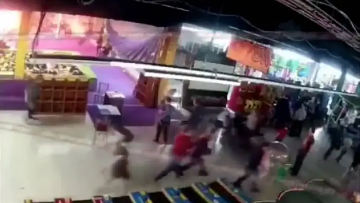 64 kişinin öldüğü yangının başlama anı ve yaşanan panik kamerada