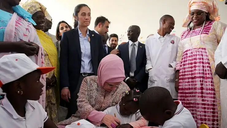 Emine Erdoğan'dan Pikine Sosyal Pediatri Enstitüsüne ziyaret